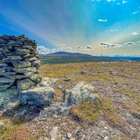 Eine der schönsten Gipfelpyramiden steht auf dem Südgipfel des Baltere. Im Hintergrund versteckt sich die Sonne hinter dem Hundshögen.