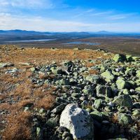 Blick vom Hästryggen auf die Seen Lill-Visjön und Visjön sowie das Jämtlandsfjäll (Anarisfjäll) im Hintergrund