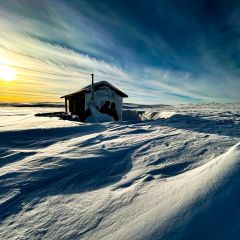 02_samihutte_berge_schweden_see_schnee