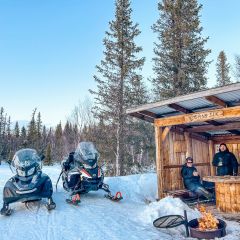 02_schneemobiltour_kaffee_feuer_windschutz